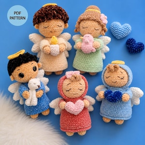 Può includere: Cinque bambole angelo all'uncinetto con capelli in filato, aureole e ali bianche. Tengono in mano una candela, un uccellino rosa, un agnello bianco, un cuore rosa e un cuore blu. Due piccoli cuori blu sono vicini. Testo: PDF PATTERN.