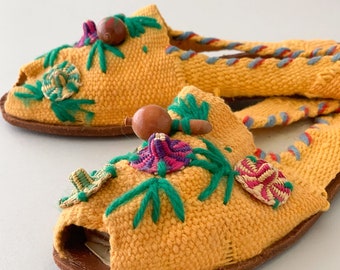 Vintage 1940s Souvenir Knit Sandals