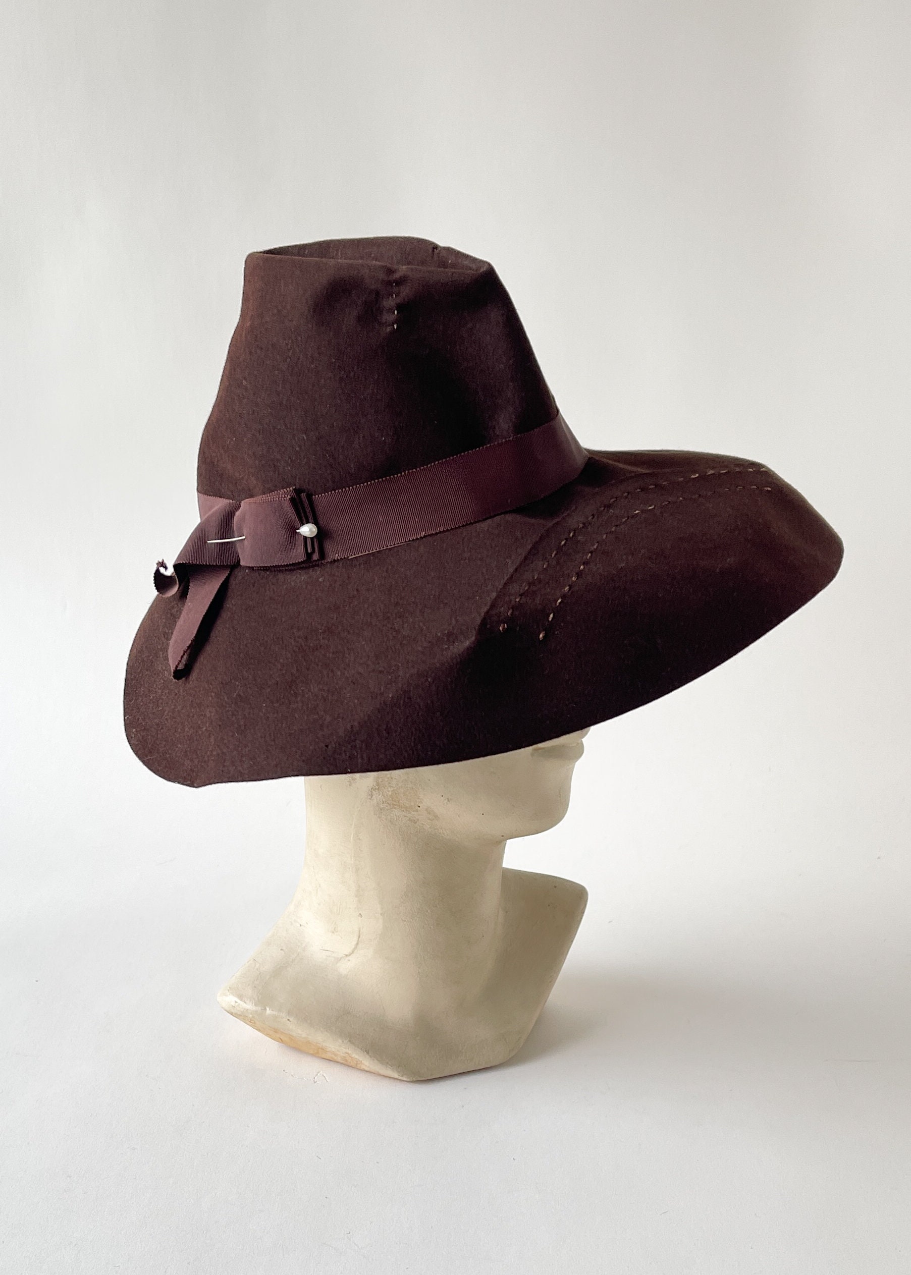 1940s Flamboyant Black Felt Hat with Large Brim and Bow