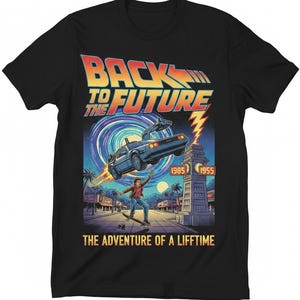 Puede incluir: Camiseta negra con un diseño gráfico de la película "Regreso al Futuro". El diseño incluye el DeLorean, una persona en monopatín y el texto "The Adventure of a Lifetime."
