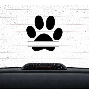 Könnte beinhalten: Schwarzer Pfotenabdruck-Aufkleber mit horizontaler Linie zur Personalisierung. Der Aufkleber wird auf einer Autoscheibe mit Regentropfen gezeigt. Ein Artikel zum Thema Haustiere.