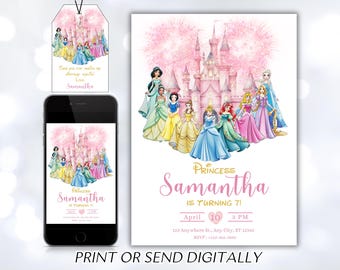 Könnte beinhalten: Eine Einladung zum Geburtstag mit Prinzessinnen-Motiv, die ein rosa Schloss und mehrere Prinzessinnen zeigt. Die Einladung enthält den Text "Prinzessin Samantha wird 7!" und Party-Details. Ein passendes Geschenk-Etikett und ein Telefon zeigen das gleiche Design.