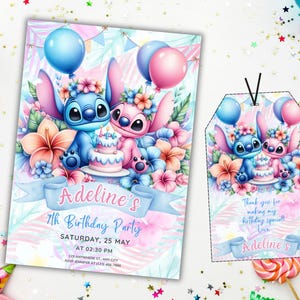 Puede incluir: Una invitaci&oacute;n de fiesta de cumplea&ntilde;os azul y rosa con una imagen de dibujos animados de Stitch y Angel de la pel&iacute;cula de Disney Lilo & Stitch. La invitaci&oacute;n presenta un pastel rosa y azul con el texto "Adeline's 7th Birthday Party" y la fecha y hora de la fiesta. La invitaci&oacute;n tambi&eacute;n incluye una etiqueta de favor a juego con el texto "Gracias por hacer mi cumplea&ntilde;os especial Amor Adeline's".