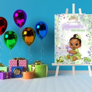 K&ouml;nnte beinhalten: Eine Babyparty-Szene mit bunten Luftballons und verpackten Geschenken. Ein Schild auf einer Staffelei lautet "Willkommen bei Hannah's Baby Shower" mit einer Cartoon-Illustration eines Babys, das eine Flasche h&auml;lt. Die Szene spielt vor blauem Hintergrund.