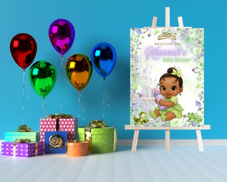 K&ouml;nnte beinhalten: Eine Babyparty-Szene mit bunten Luftballons und verpackten Geschenken. Ein Schild auf einer Staffelei lautet "Willkommen bei Hannah's Baby Shower" mit einer Cartoon-Illustration eines Babys, das eine Flasche h&auml;lt. Die Szene spielt vor blauem Hintergrund.