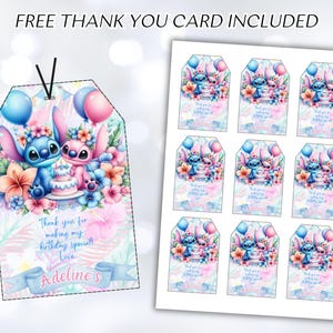 Puede incluir: Etiquetas de favor imprimibles con Stitch y Angel de Lilo & Stitch de Disney. Las etiquetas son rosas y azules con detalles florales y el texto "&iexcl;Gracias por hacer mi cumplea&ntilde;os especial! Con cari&ntilde;o, Adeline's".