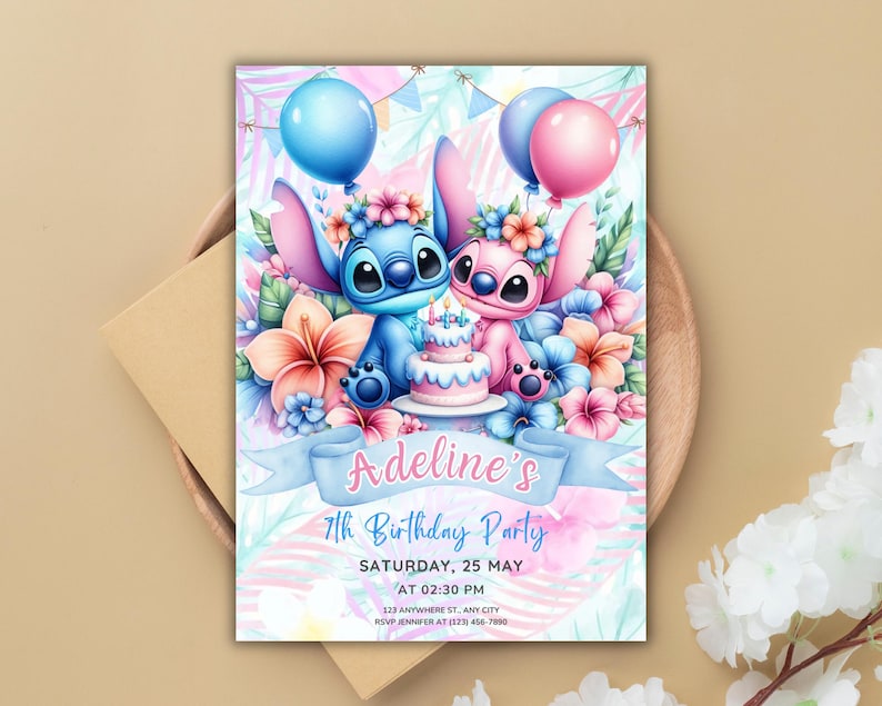 Puede incluir: Una invitaci&oacute;n de cumplea&ntilde;os azul y rosa con Stitch y Angel de Lilo & Stitch. La invitaci&oacute;n tiene un dise&ntilde;o floral con un fondo rosa y azul. El texto de la invitaci&oacute;n dice "Adeline's 7th Birthday Party, Saturday, 25 May at 02:30 PM, 123 Anywhere St., Any City, RSVP Jennifer at (123) 456-7000."