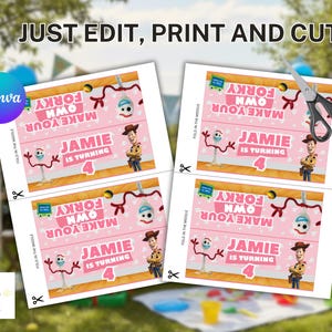 Może przedstawiać: Szablon upomink&oacute;w imprezowych do druku z postaciami Forky i Woody z Toy Story na r&oacute;żowym tle. Tekst brzmi "MAKE YOUR OWN FORKY" oraz "JAMIE IS TURNING 4". Projekt zawiera linie cięcia, znaczniki składania oraz ikony nożyczek.