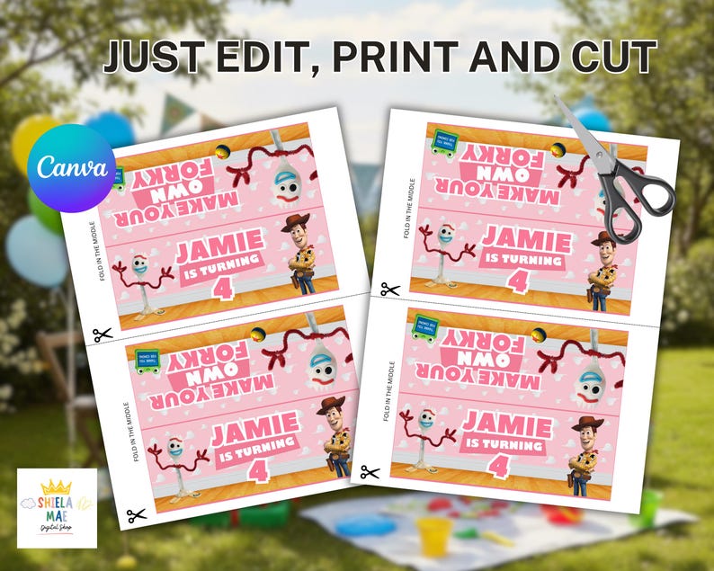 Może przedstawiać: Szablon upomink&oacute;w imprezowych do druku z postaciami Forky i Woody z Toy Story na r&oacute;żowym tle. Tekst brzmi "MAKE YOUR OWN FORKY" oraz "JAMIE IS TURNING 4". Projekt zawiera linie cięcia, znaczniki składania oraz ikony nożyczek.