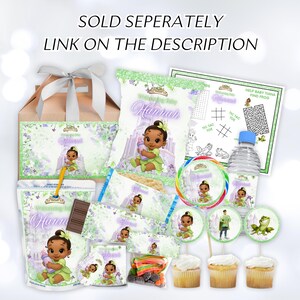 K&ouml;nnte beinhalten: Party-Zubeh&ouml;r mit einer Cartoon-Illustration eines Babys in einem gr&uuml;nen Kleid. Artikel umfassen eine Geschenkt&uuml;te, Snackbeutel, einen Saftbeutel, eine Wasserflasche und Cupcakes. Der Text "SOLD SEPERATELY LINK ON THE DESCRIPTION" ist sichtbar.