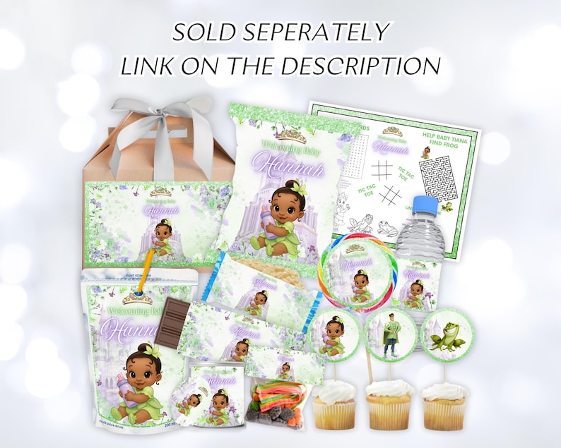 K&ouml;nnte beinhalten: Party-Zubeh&ouml;r mit einer Cartoon-Illustration eines Babys in einem gr&uuml;nen Kleid. Artikel umfassen eine Geschenkt&uuml;te, Snackbeutel, einen Saftbeutel, eine Wasserflasche und Cupcakes. Der Text "SOLD SEPERATELY LINK ON THE DESCRIPTION" ist sichtbar.