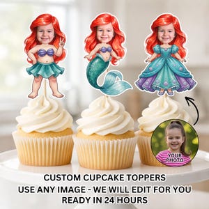 Op de afbeelding: Drie cupcakes met op maat gemaakte zeemeermin-thema toppers met de foto van een kind. De toppers beelden de zeemeermin in verschillende outfits uit. De cupcakes staan op een witte taartstandaard. Tekst op de afbeelding luidt: "CUSTOM CUPCAKE TOPPERS, USE ANY IMAGE - WE WILL EDIT FOR YOU, READY IN 24 HOURS."