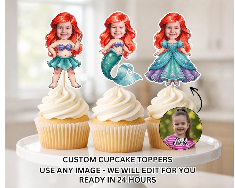 Op de afbeelding: Drie cupcakes met op maat gemaakte zeemeermin-thema toppers met de foto van een kind. De toppers beelden de zeemeermin in verschillende outfits uit. De cupcakes staan op een witte taartstandaard. Tekst op de afbeelding luidt: "CUSTOM CUPCAKE TOPPERS, USE ANY IMAGE - WE WILL EDIT FOR YOU, READY IN 24 HOURS."