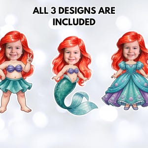 Op de afbeelding: Drie cartoonontwerpen met het gezicht van een kind met rood haar. De ontwerpen omvatten een zeemeermin met een turquoise rok, een zeemeermin met een turquoise staart en een prinses in een turquoise en paarse jurk. De tekst bovenaan luidt "ALL 3 DESIGNS ARE INCLUDED."