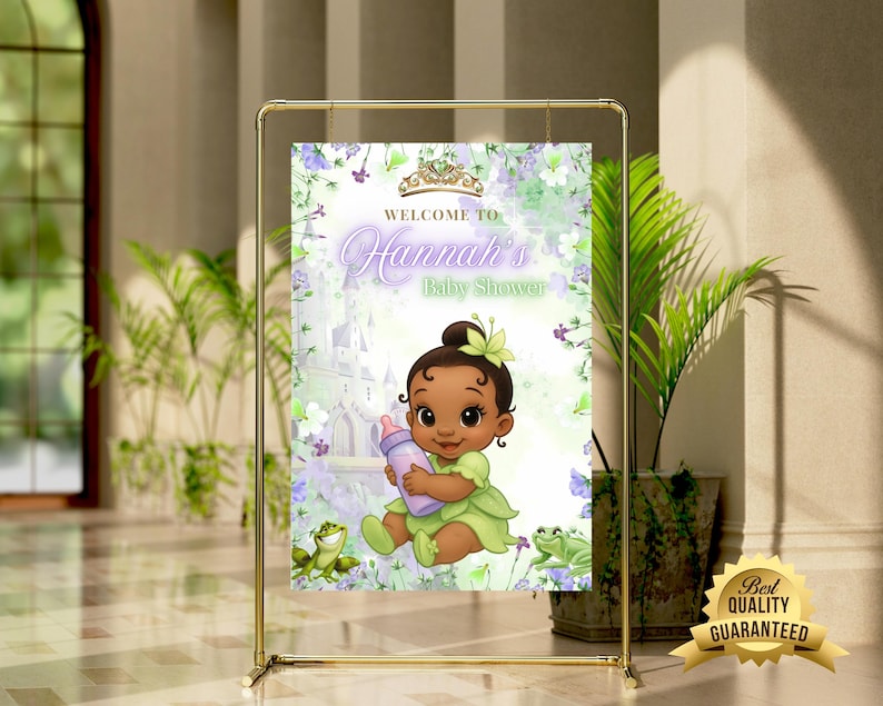 K&ouml;nnte beinhalten: Ein Babyparty-Schild mit einer Cartoon-Illustration eines kleinen M&auml;dchens in einem gr&uuml;nen Kleid, das eine Flasche h&auml;lt. Auf dem Schild steht "Willkommen zu Hannahs Babyparty" mit floralen und Schlossakzenten. Das Schild wird in einem goldenen Metallrahmen angezeigt.