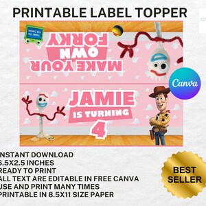 Może przedstawiać: Drukowna etykieta z r&oacute;żowym tłem i białymi chmurami, zawierająca tekst "MAKE YOUR OWN FORKY" oraz "JAMIE IS TURNING 4". Projekt zawiera ilustracje Forky'ego i Chudego z Toy Story i ma wymiary 16,51 na 6,35 cm.