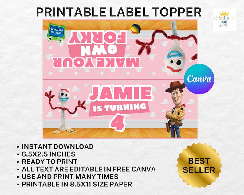 Może przedstawiać: Drukowna etykieta z r&oacute;żowym tłem i białymi chmurami, zawierająca tekst "MAKE YOUR OWN FORKY" oraz "JAMIE IS TURNING 4". Projekt zawiera ilustracje Forky'ego i Chudego z Toy Story i ma wymiary 16,51 na 6,35 cm.