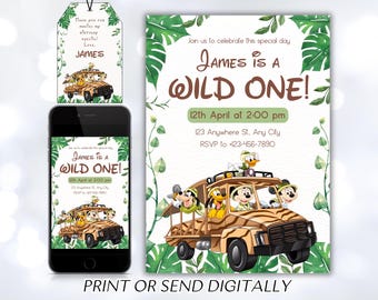Puede incluir: Invitación imprimible para una fiesta de primer cumpleaños con temática de la jungla. La invitación presenta un jeep de safari de dibujos animados con Mickey Mouse, Donald Duck, Goofy y un tigre. El texto de la invitación dice: "Únete a nosotros para celebrar este día especial James es un Wild One! 12 de abril a las 2:00 pm 123 Anywhere St, Any City RSVP al +123-456-7890".