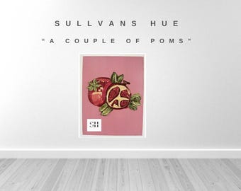 Puede incluir: Un póster rosa con el texto "SULLIVANS HUE" y "A COUPLE OF POMS" en negro. El póster presenta un gráfico de dos granadas rojas con hojas verdes sobre un fondo rosa.