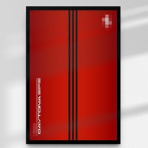 Può includere: Una stampa artistica incorniciata con uno sfondo rosso vibrante e due strisce nere verticali. Il testo "DAYTONA SP3" è stampato verticalmente in bianco a sinistra. Un segno più bianco è nell'angolo in alto a destra. L'opera è in una cornice nera.