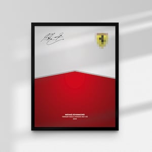 Op de afbeelding: Ingelijste poster met een minimalistisch ontwerp in rood en wit. Het bevat een handtekening en een gepixeleerd geel embleem. De tekst luidt "MICHAEL SCHUMACHER FERRARI F2004 | FERRARI F53 V10 2004".