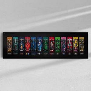 Peut inclure: Une impression encadrée présentant une série de voitures de course de Formule 1 stylisées, chacune dans une palette de couleurs différente. Les voitures sont disposées en rangée sur un fond noir, avec un cadre noir. L'impression présente divers modèles de voitures de course.