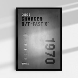 Könnte beinhalten: Schwarz-weiß gerahmtes Poster mit einem Dodge Charger R/T 'Fast X' Design. Das Poster enthält Spezifikationen und das Jahr 1970. Das Fast & Furious-Logo befindet sich unten.