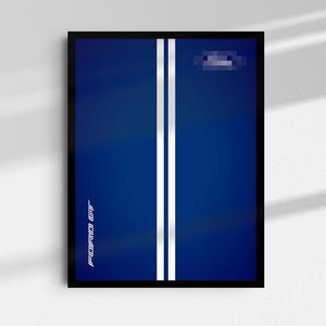 Op de afbeelding: Een ingelijste print met een blauwe achtergrond en twee witte verticale strepen. Het Ford GT-logo staat in de rechterbovenhoek. De woorden "FORD GT" staan verticaal aan de linkerkant. Modern ontwerp.