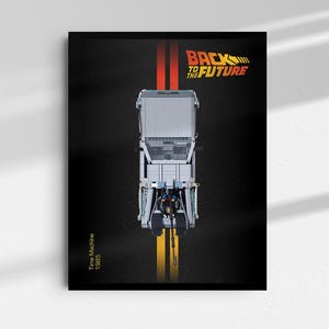Pode incluir: Um poster com uma vista de cima de um modelo prateado da DeLorean, sobre um fundo preto com riscas amarelas e vermelhas. O texto "Back to the Future" é visível, com "Time Machine 1985" à esquerda.