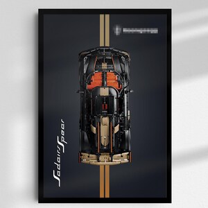 Pode incluir: Um cartaz emoldurado com uma vista superior de um modelo de carro desportivo preto e bege com detalhes interiores cor de laranja. O carro está centrado num fundo escuro com duas linhas verticais bege e o texto "SolarSpear" em branco.