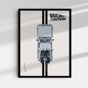 Pode incluir: Impressão emoldurada com um modelo Lego da máquina do tempo DeLorean do filme "De Volta para o Futuro". O carro está centrado em um fundo branco com uma faixa vertical preta. As palavras "Back to the Future" estão no canto superior direito.