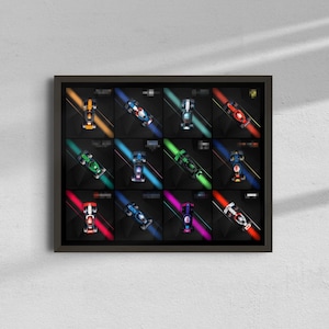Peut inclure: Tableau encadré représentant douze voitures de course colorées sur fond noir. Chaque voiture est sur une piste diagonale avec des traînées lumineuses vives. L'œuvre est encadrée dans un cadre sombre, idéal pour la décoration.