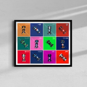 Op de afbeelding: Een ingelijste print met twaalf Formule 1-raceauto's, elk tegen een andere gekleurde achtergrond. De auto's worden van bovenaf bekeken en tonen hun ontwerpen en teamkleuren. De print zit in een zwarte lijst.