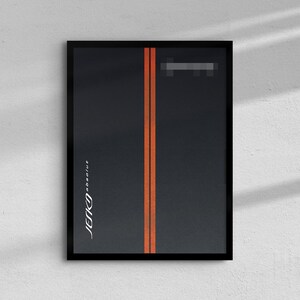 Könnte beinhalten: Gerahmter Kunstdruck mit schwarzem Hintergrund und zwei vertikalen orangefarbenen Streifen. Der Text "JENO absolute" ist links auf dem Druck in Weiß gedruckt. Der Druck wird an einer weißen Wand gezeigt.