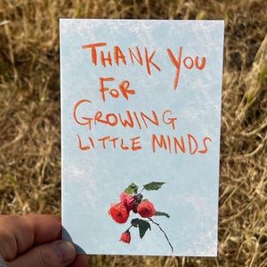 "Dankeschön-Karte für Lehrer - Kindliche Handschrift - Blumenillustrationen - ""Danke für den Anbau kleiner Geister"" - Geschenk für Betreuer am Ende des Schuljahres."
