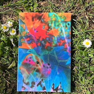 Biglietto d'auguri colorato e astratto con cane e gatto - Arte stravagante per animali domestici per ogni occasione. Biglietto d'auguri colorato con design di cane funky, animali astratti, biglietto insolito.