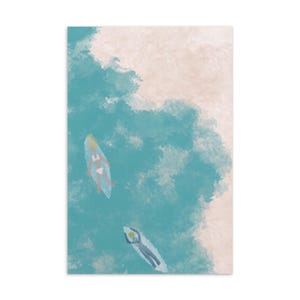 Postal de pareja surfista: impresión artística retro de playa, regalo para amantes del océano, estética veraniega, tarjeta de pared costera de estilo vintage.