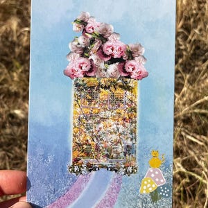 Casa floreale stravagante Alice nel paese delle meraviglie - Scena da giardino illustrata da sogno, casa di fiori incantata, stampa artistica di un cottage dai toni pastello