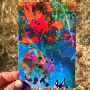 Tarjeta abstracta y colorida de perro y gato: arte caprichoso para mascotas para cualquier ocasión. Tarjeta colorida con diseño de perro divertido. Tarjeta inusual con animales abstractos.