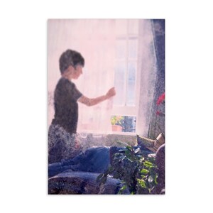 Sanfte nostalgische Postkarte Verträumte, vom Film inspirierte Fotografie mit Vintage-Tönen Malerische Jungenszene mit sanfter, hell strukturierter Fotografie