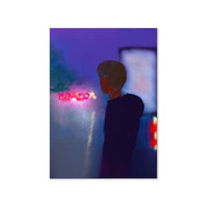 Biglietto d'auguri retrò con fermata dell'autobus - Illustrazione malinconica di un ragazzo di notte - Biglietto nostalgico cinematografico per il compleanno del figlio e del fratello
