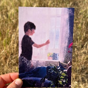 Carte postale nostalgique douce, photographie de rêve inspirée du film, avec des tons vintage, scène picturale de garçons avec une photographie texturée à la lumière douce du matin