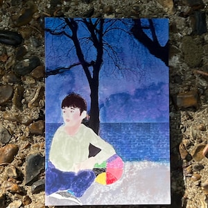 Carte d'anniversaire rétro des années 80 Twilight Enfance - Impression d'art nostalgique d'un enfant avec un ballon de basket dans une carte Stranger Things
