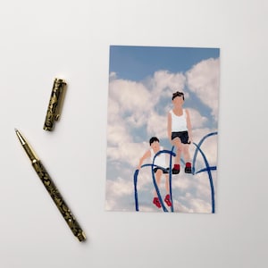 Cartolina nostalgica – Due ragazzi che giocano / Illustrazione giovanile di una struttura per arrampicata / Scena infantile al parco con colori pastello / Stampa con vibrazioni retrò