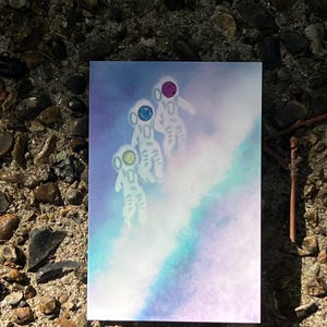 Cartão de felicitações de astronauta caminhando na lua, ilustração espacial peculiar de astronauta, cartão de ficção científica retrô, presente do espaço sideral, presente de paisagem de sonho cósmico