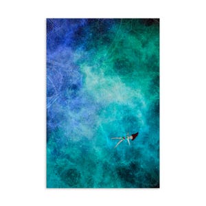 Cartolina "Galaxy Girl" - Arte stellare fluttuante e sognante, stampa estetica spaziale, illustrazione cosmica emotiva, notte stellata surreale
