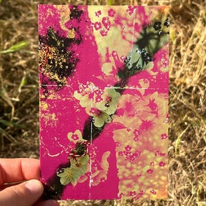 Cartolina d'arte astratta floreale giapponese, arte a strati, fiori rosa, fiori gialli e verdi tenui, stampa artistica da sogno, fiori di ispirazione giapponese