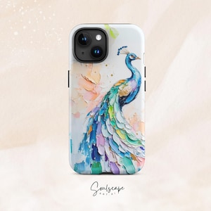 Könnte beinhalten: Eine weiße iPhone-Hülle mit einem farbenfrohen abstrakten Gemälde eines Pfaus. Der Pfau hat blaue, grüne und violette Federn. Die Hülle hat einen Ausschnitt für das Kameraobjektiv.