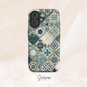 Könnte beinhalten: Eine Handyhülle mit einem Patchwork-Design aus türkisfarbenen, weißen und goldenen geometrischen Fliesen. Die Hülle hat eine glänzende Oberfläche und einen Kameraausschnitt. Das Design umfasst Blumen- und Herzmotive. Der Text "Soulscape ART.AI" befindet sich unten.