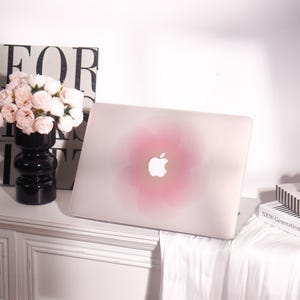 Weiche Rosa Blume-Inspirierte MacBook Hartschalen-Schutzhülle Personalisierter Name für Air 11/13/15, Pro 13/14/15/16,2023 2022 M2 Laptop-Hüllen-Abdeckung